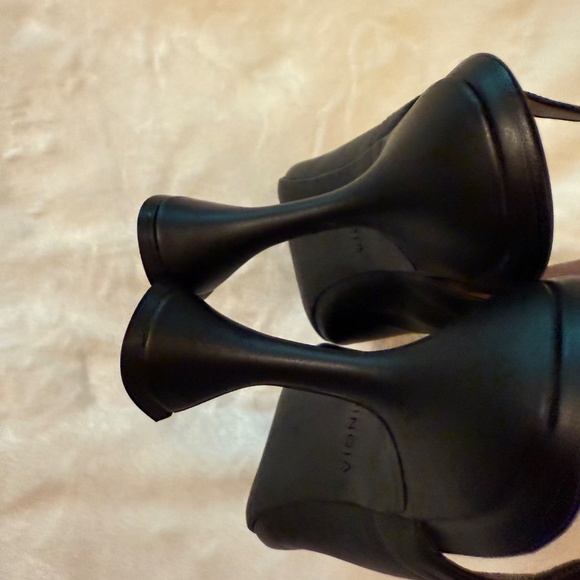 Vionic Slingback heels Size 10, Worn once!  Both Black and Beige - Picture 11 of 12